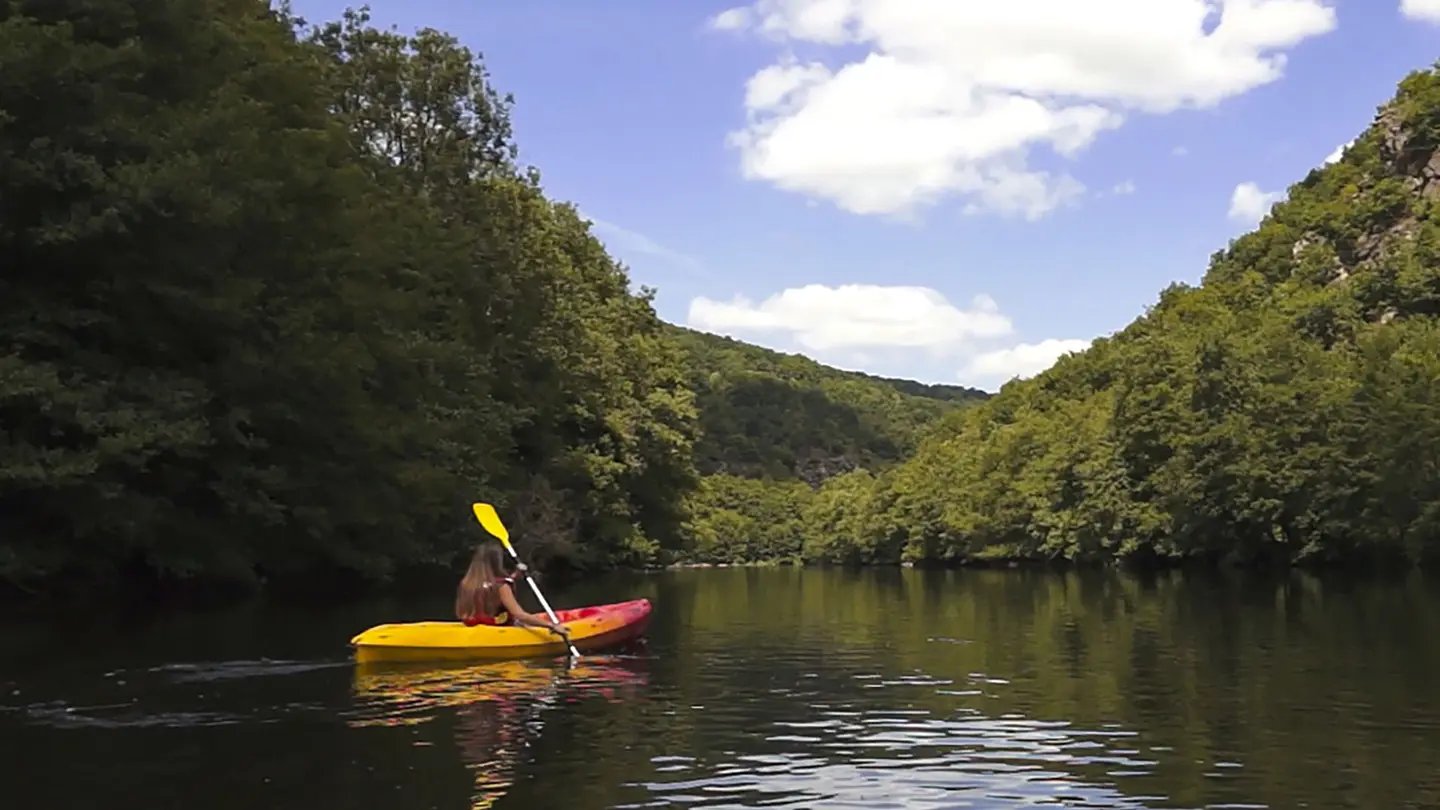 Descente en canoe dans les gorges de la Sioule pres de Saint-Remy-de-Blot